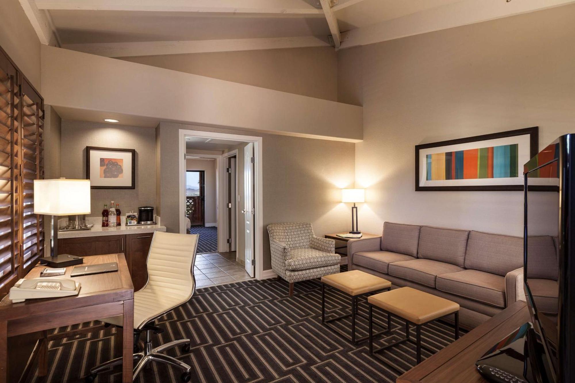 Hilton Phoenix Tapatio Cliffs Resort Exterior photo