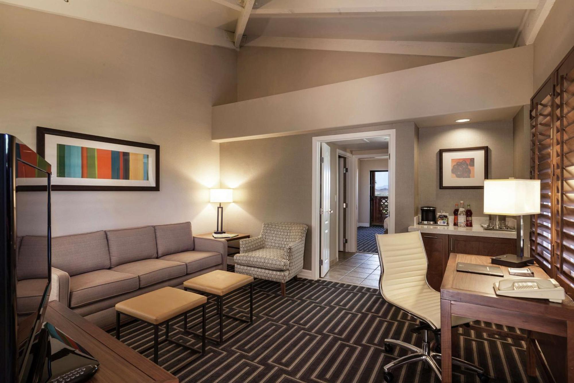 Hilton Phoenix Tapatio Cliffs Resort Exterior photo