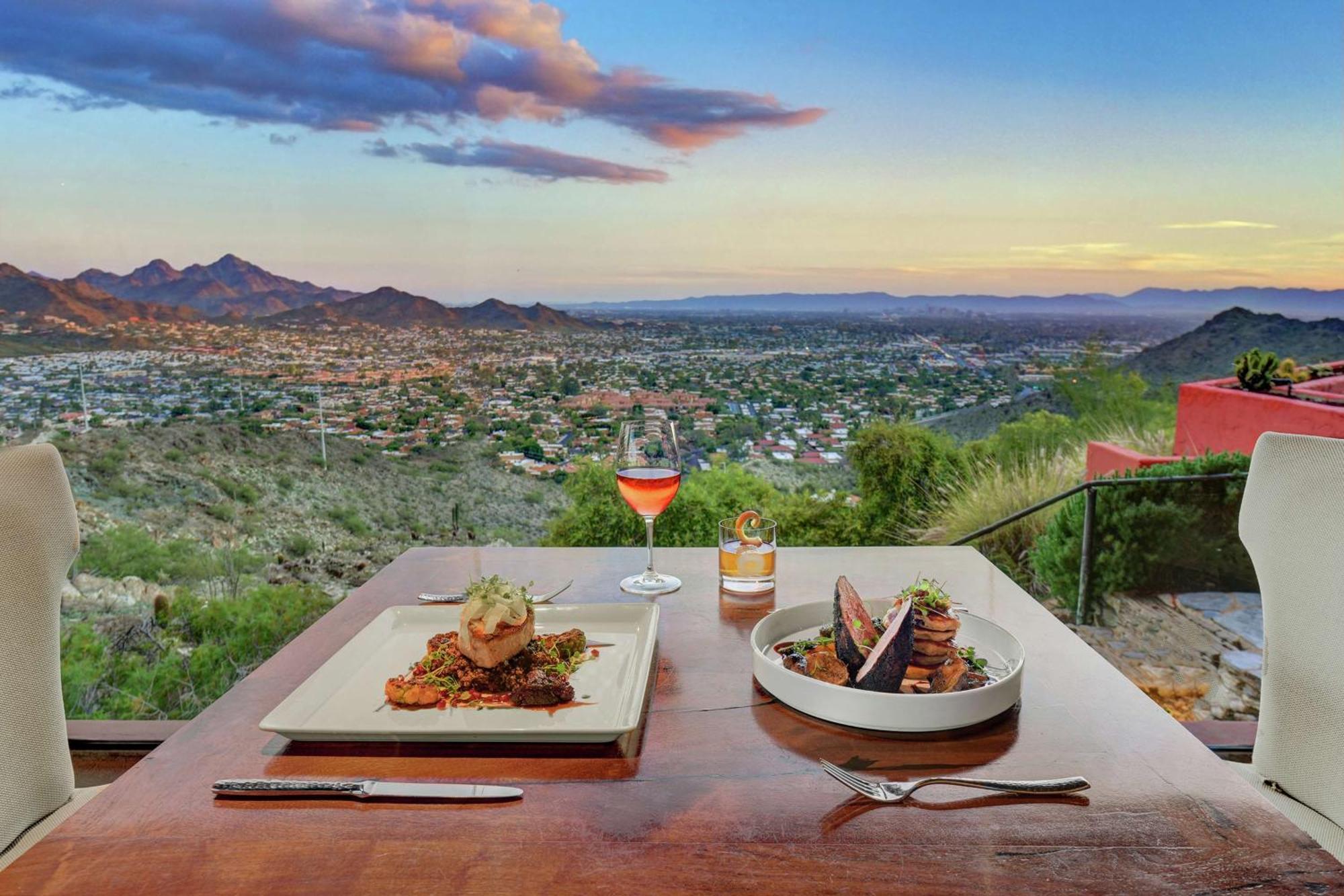 Hilton Phoenix Tapatio Cliffs Resort Exterior photo