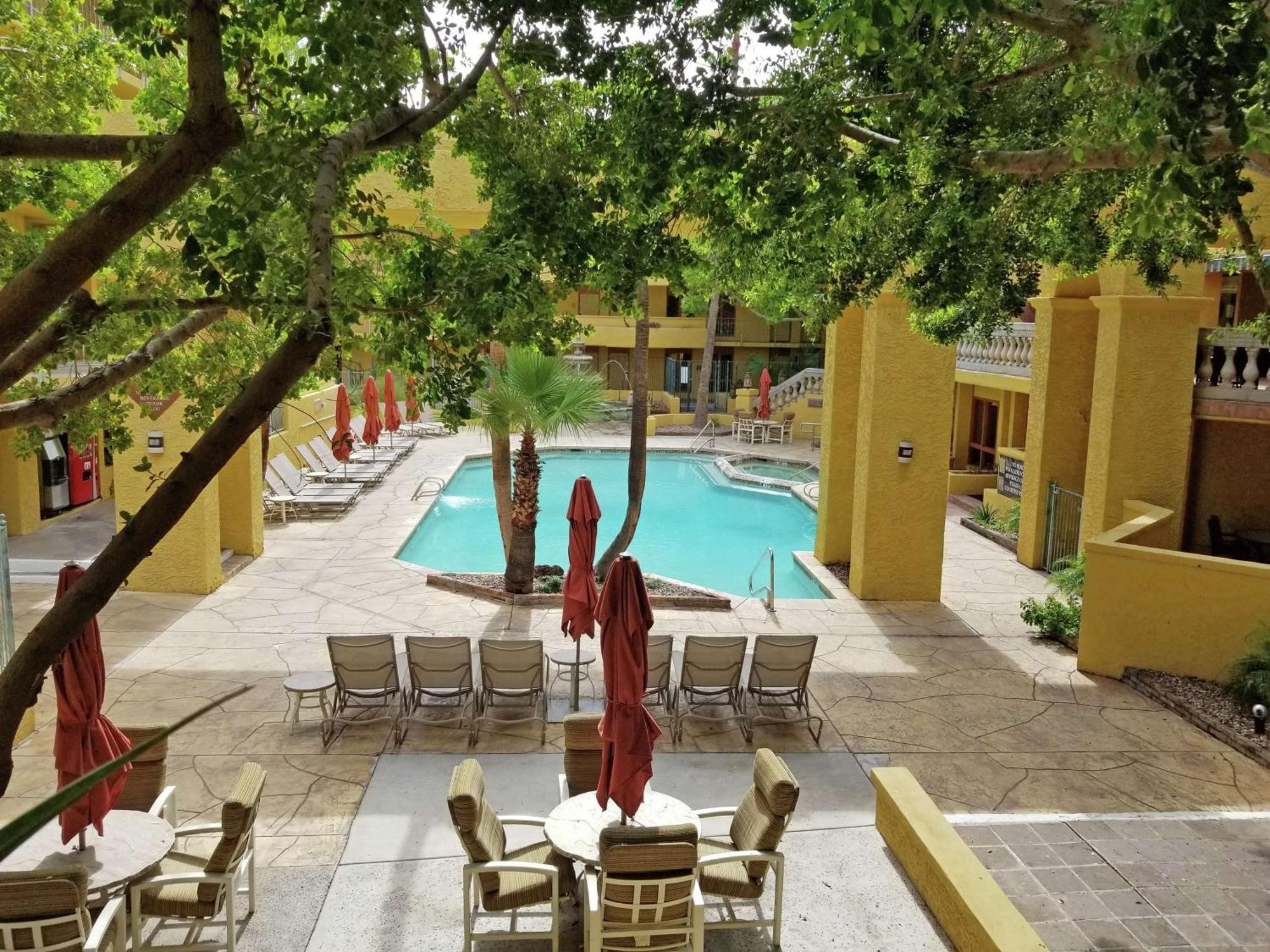 Hilton Phoenix Tapatio Cliffs Resort Exterior photo