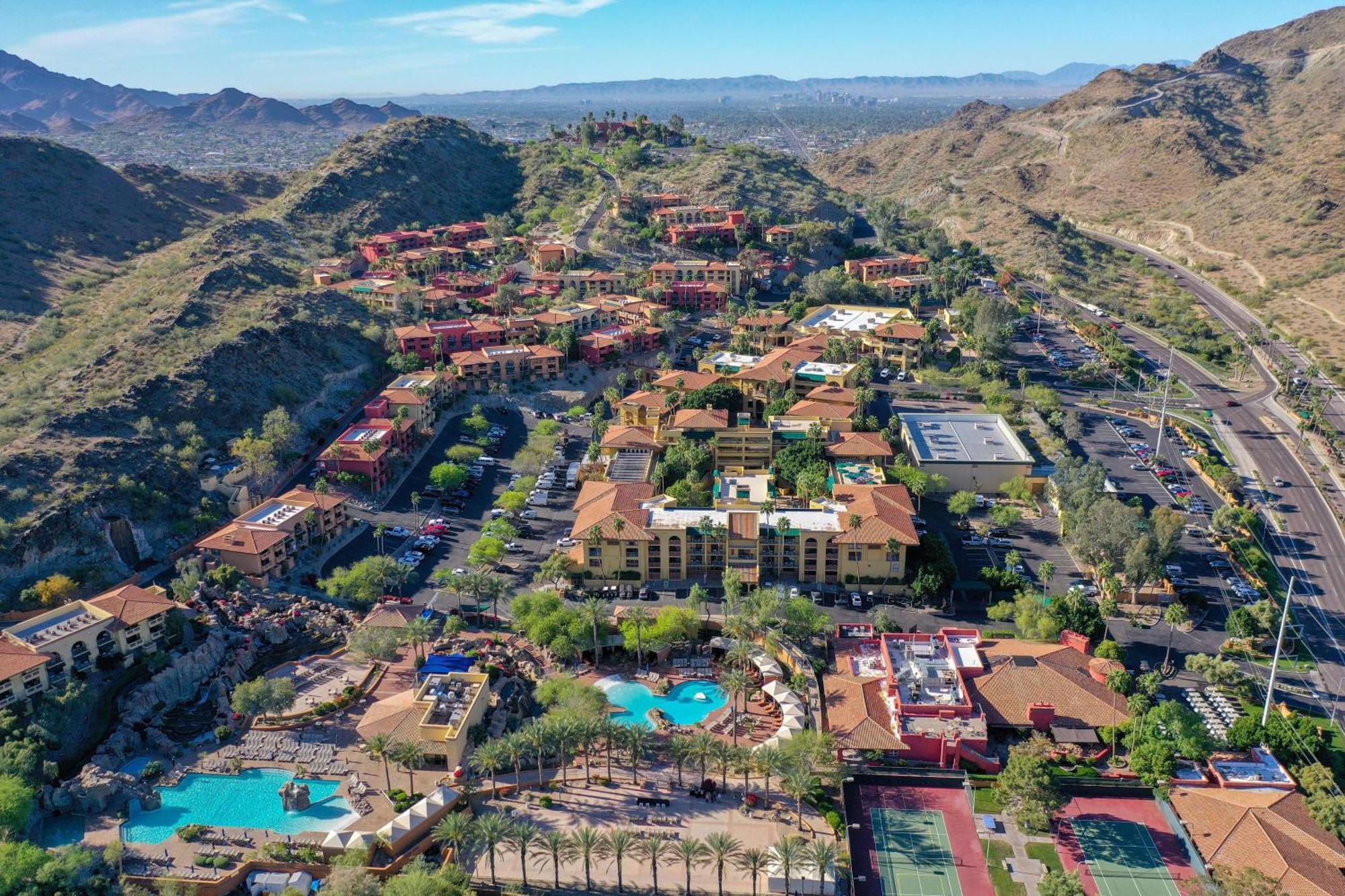 Hilton Phoenix Tapatio Cliffs Resort Exterior photo